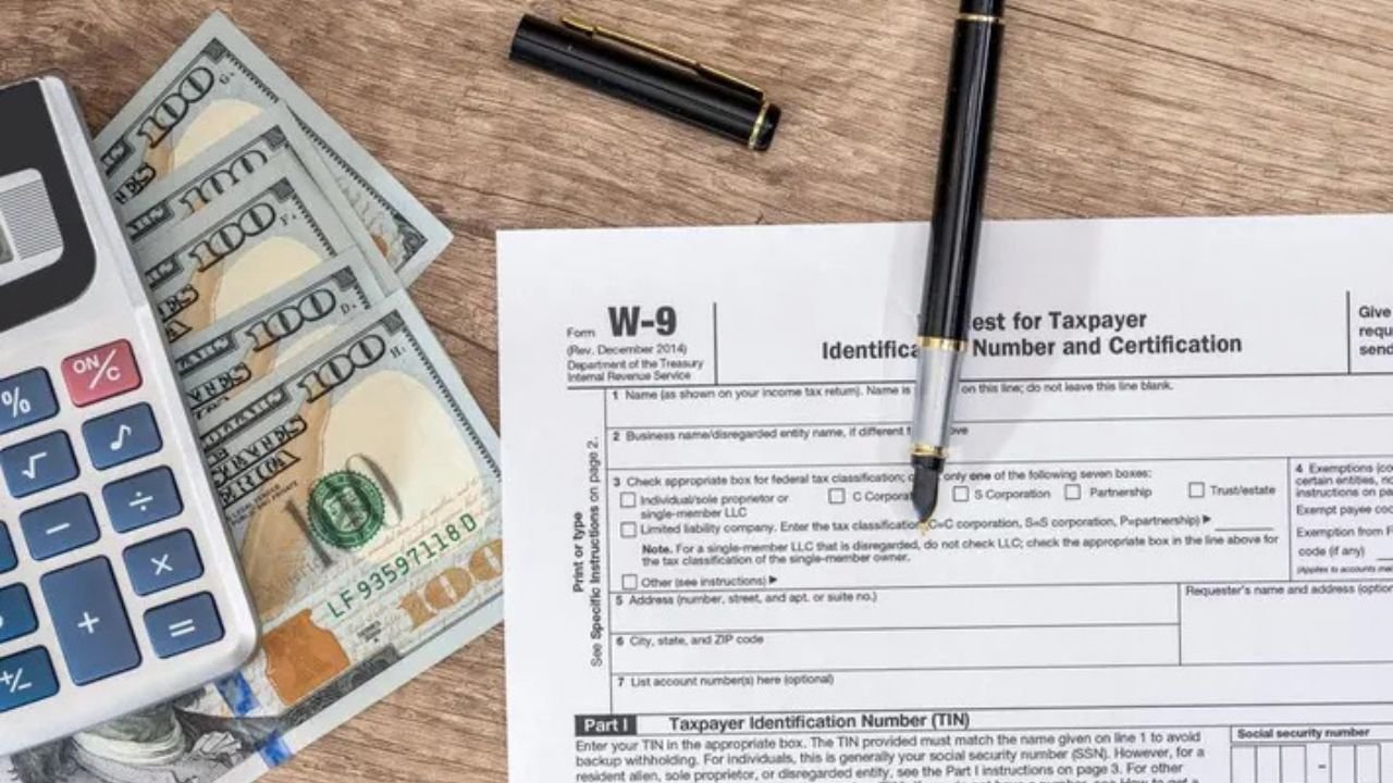 What is a W-9 Form? Who Qualifies and How to Fill it Out?